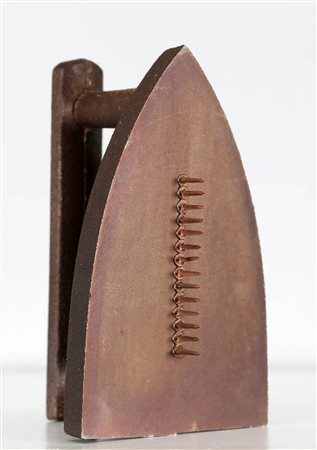 Man Ray 1890 - 1976 " Cadeau ", 1921/1974 Scultura in bronzo, cm. 16 x 10 x...