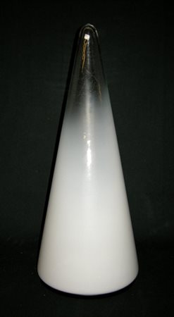 Lampada da tavolo di forma conica in vetro latteo di Murano. Alt. cm57