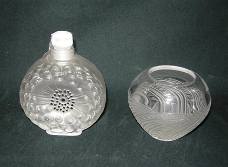 Lotto di una bottiglietta ed un vasetto in cristallo firmati Lalique France.