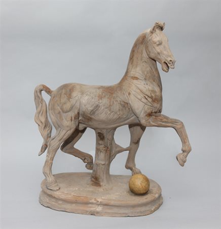 Scultura in terracotta raffigurante cavallo su base ovale. cm50x42x22 (restauri)
