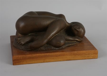 Mario Carotenuto. Nudo sdraiato. Fusione in bronzo su base in legno, firmata...