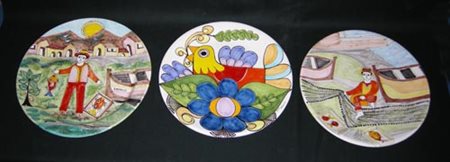Lotto di tre vassoi in terracotta dipinta, firmati Nino Parrucca