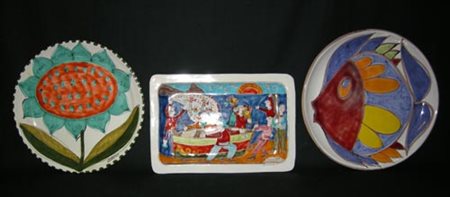 Lotto di tre vassoi in terracotta dipinta, firmati De Simone (1) e Corrao (2)...