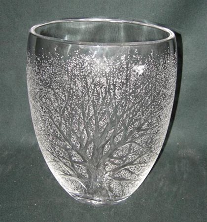 Vaso in cristallo con incisione raffigurante albero, firmato in basso T....