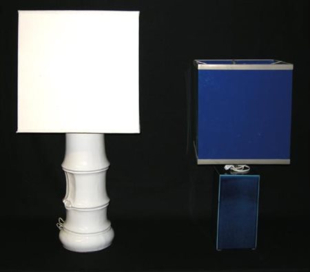 Lotto di due lampade da tavolo in ceramica bianca e blu, con paralumi...