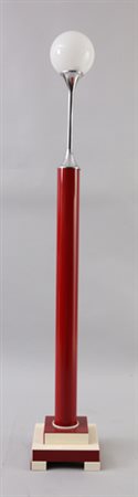 Lampada da terra a base quadrata con fusto cilindrico verniciato in rosso e...