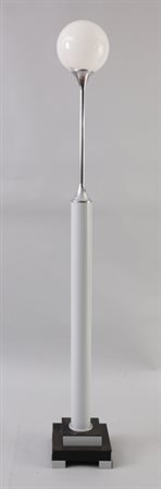 Lampada da terra a base quadrata con fusto cilindrico verniciato in grigio e...