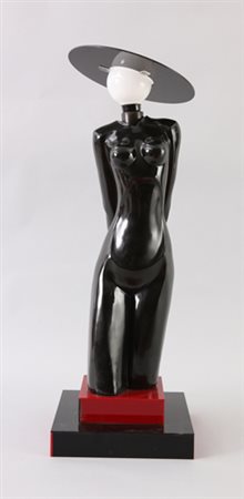 Particolare lampada da tavolo con fusto raffigurante nudo femminile poggiante...