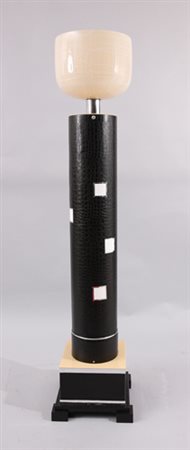 Lampada da terra a base quadrata con fusto cilindrico rivestito in pelle nera...