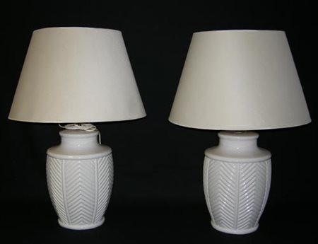 Coppia di lampade da tavolo in ceramica bianca firmate Tommaso Barbi, con...