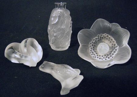 Lotto di tre fermacarte ed una bottiglietta in cristallo marcati Lalique France.