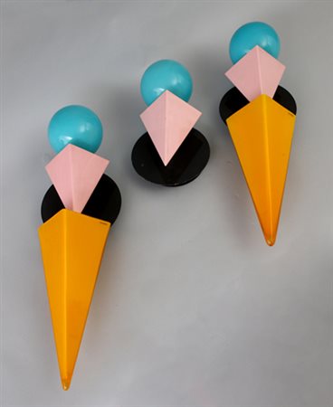 Serie di tre particolari applique in vetro policromo di Murano e metallo...