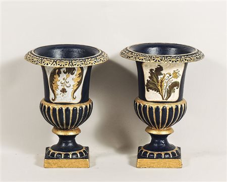 COPPIA DI VASI MEDICEI IN GHISA POLICROMA - PAIR OF PAINTED WROUGHT IRON...