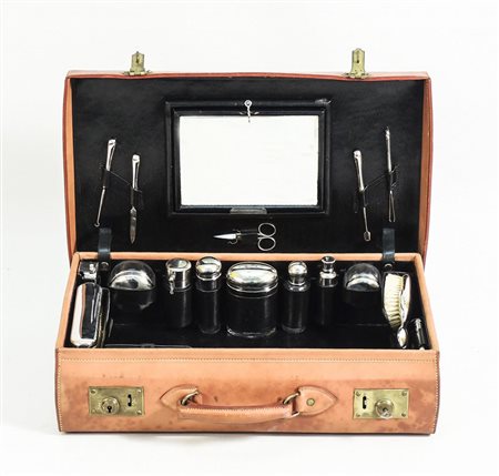 SET DA TOILETTE DA VIAGGIO - TRAVEL TOILET SERVICE contenuto entro valigetta...