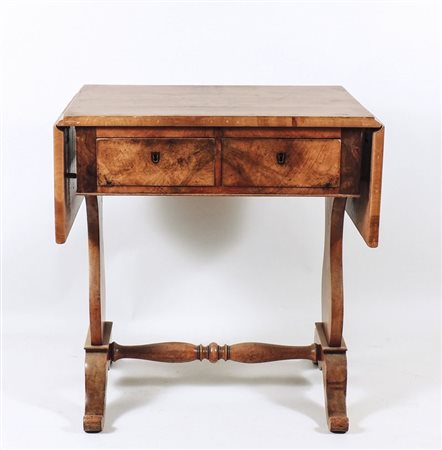 TAVOLINO A BANDELLE IMPIALLACCIATO IN NOCE E PIUMA DI NOCE - WALNUT VENEERED...