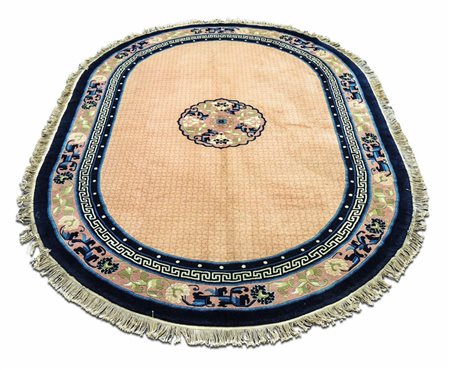 TAPPETO CINESE OVALE - OVAL CHINESE RUG fondo rosa e beige, campo con motivi...