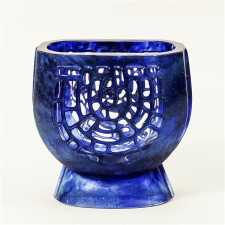 VASO IN VETRO BLU - BLUE GLASS VASE Daum, Francia - Daum, France Firma incisa...
