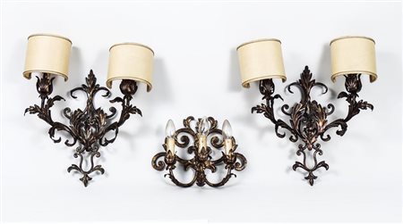 COPPIA DI APPLIQUES IN METALLO DORATO - PAIR OF GILDED METAL WALL LAMPS due...