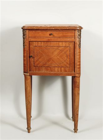 COMODINO IN LEGNO DI ROSA intarsiano con filettature, piano in marmo, angoli...