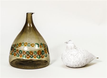 LOTTO - LOT una bottiglia in vetro soffiato fumé con inclusioni color verde...