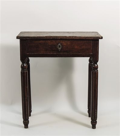 TAVOLINO IN LEGNO DI QUERCIA - OAK TABLE un cassetto nella fascia, gambe a...