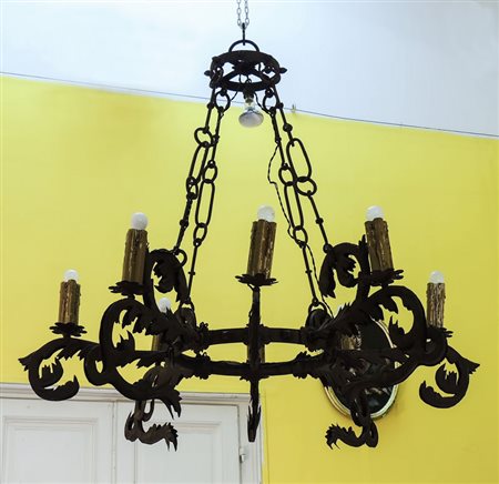 GRANDE LAMPADARIO IN FERRO BATTUTO - LARGE WROUGHT IRON CHANDELIER Periodo...