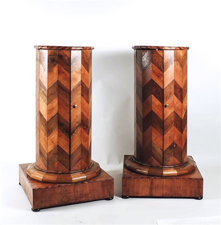 COPPIA DI COMODINI A COLONNA IMPIALLACCIATI IN NOCE E CILIEGIO - PAIR OF...