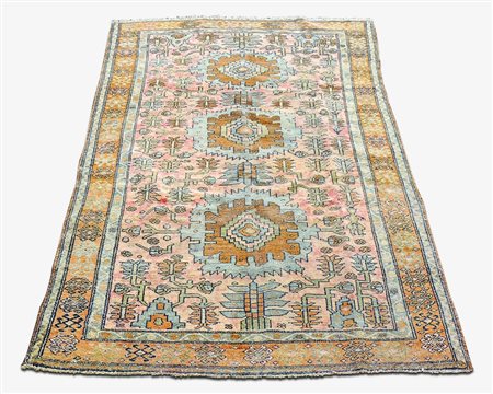 TAPPETO CAUCASICO - CAUCASIAN RUG fondo rosa, campo con motivi geometrici nei...