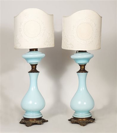 COPPIA DI LUMI AD OLIO IN OPALINE CELESTE - LIGHT BLUE OPALIN OIL LAMPS su...