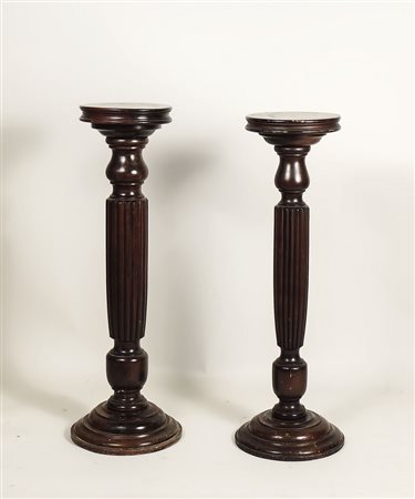 COPPIA DI COLONNE PORTA SCULTURE IN NOCE - PAIR OF WALNUT COLUMNS fusti...