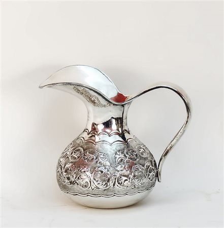 CARAFFA IN ARGENTO - SILVER JUG corpo bombato sbalzato con girali gr 535