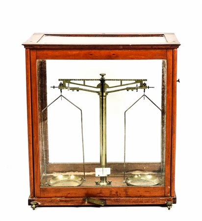 BILANCIA DI PRECISIONE D'EPOCA - OLD PRECISION SCALE entro teca, mancante dei...