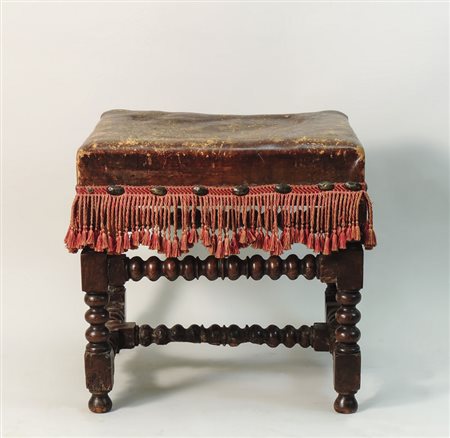 PANCHETTO IN NOCE - WALNUT STOOL gambe a rocchetto riunite da traversa a...