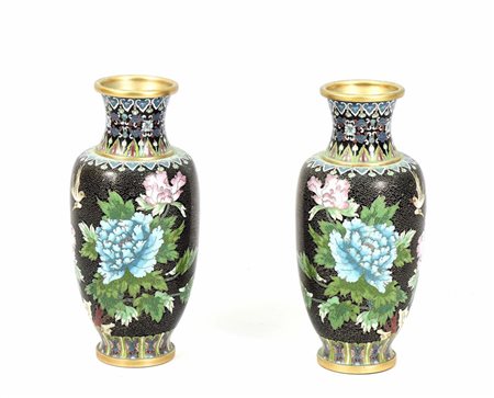 COPPIA DI VASI IN SMALTO CLOISONNÉ - PAIR OF CLOISONNE VASES decorati con...