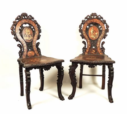 COPPIA DI SEDIE IN NOCE - PAIR OF WALNUT CHAIRS Austria, fine del XIX secolo...