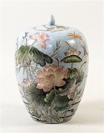 VASO IN PORCELLANA POLICROMA - PAINTED PORCELAIN LIDDED JAR Cina, XX secolo -...