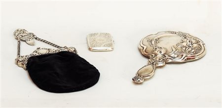 LOTTO DI OGGETTI IN ARGENTO - SILVER LOT una borsetta in velluto nero,...