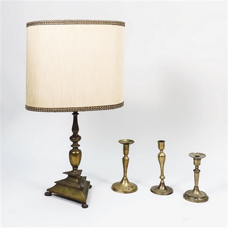 LOTTO - LOT una torciera in bronzo dorato, fusto tornito, piedi a zampa...