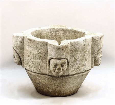 MORTAIO IN PIETRA - STONE MORTAR angoli scolpiti con volti h cm 26, diam cm 31