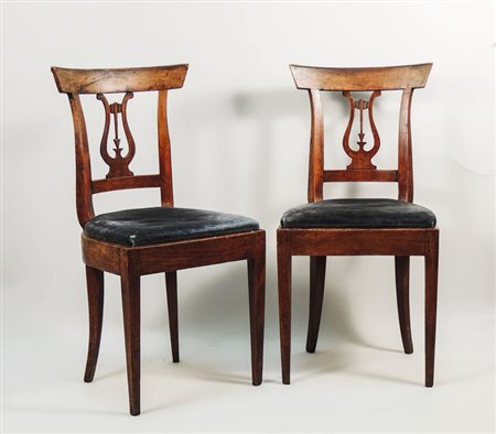SERIE DI QUATTRO SEDIE IN NOCE - A SET OF FOUR WALNUT CHAIRS prima metà del...