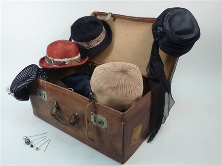 LOTTO DI CAPPELLI - HATS LOT di varie forme colori e tipologie tra cui un...