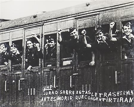 ROBERT CAPA (1913-1954) Miliziani dell'UHP partono per il fronte 1936 - UHP...