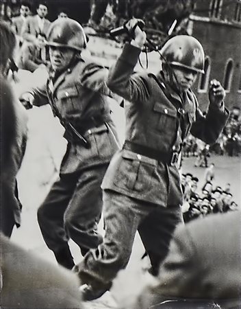 SANDRO VESPASIANI Poliziotti in azione durante manifestazione studentesca...