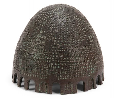 LUIGI MAINOLFI (1948) Elmo 1989 bronzo patinato verde h cm 20 diam cm 20...