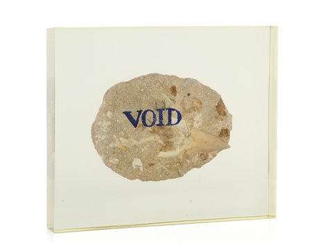 GEORGE BRECHT (1926-2008) Void fossile incluso nel plexiglass cm 25x18,4...