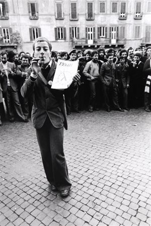 PAOLA AGOSTI (1947) Roma, vendita del giornale del Fuori 1976 stampa ai sali...