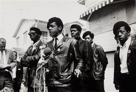 JEFFREY BLANKFORT (1934) Black Panthers, Bobby Seale durante un comizio...