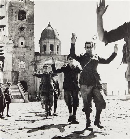 ROBERT CAPA (1913 - 1954) Provincia di Messina, soldati italiani si arrendono...