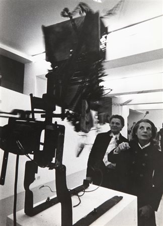 CLAUDIO ABATE (1943) Palma Bucarelli e il mercante Jolas alla mostra di...