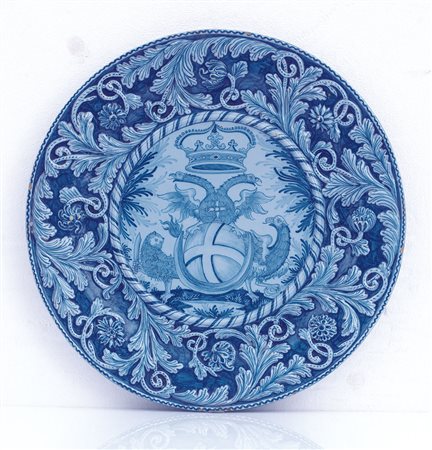PAVIA GRANDE PIATTO IN MAIOLICA CON DECORO A RILIEVO E STEMMA ARALDICO,...